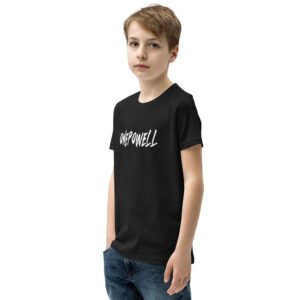 Niño sonriente con una camisetas de niño de marca de manga corta con el logo de Onepowell